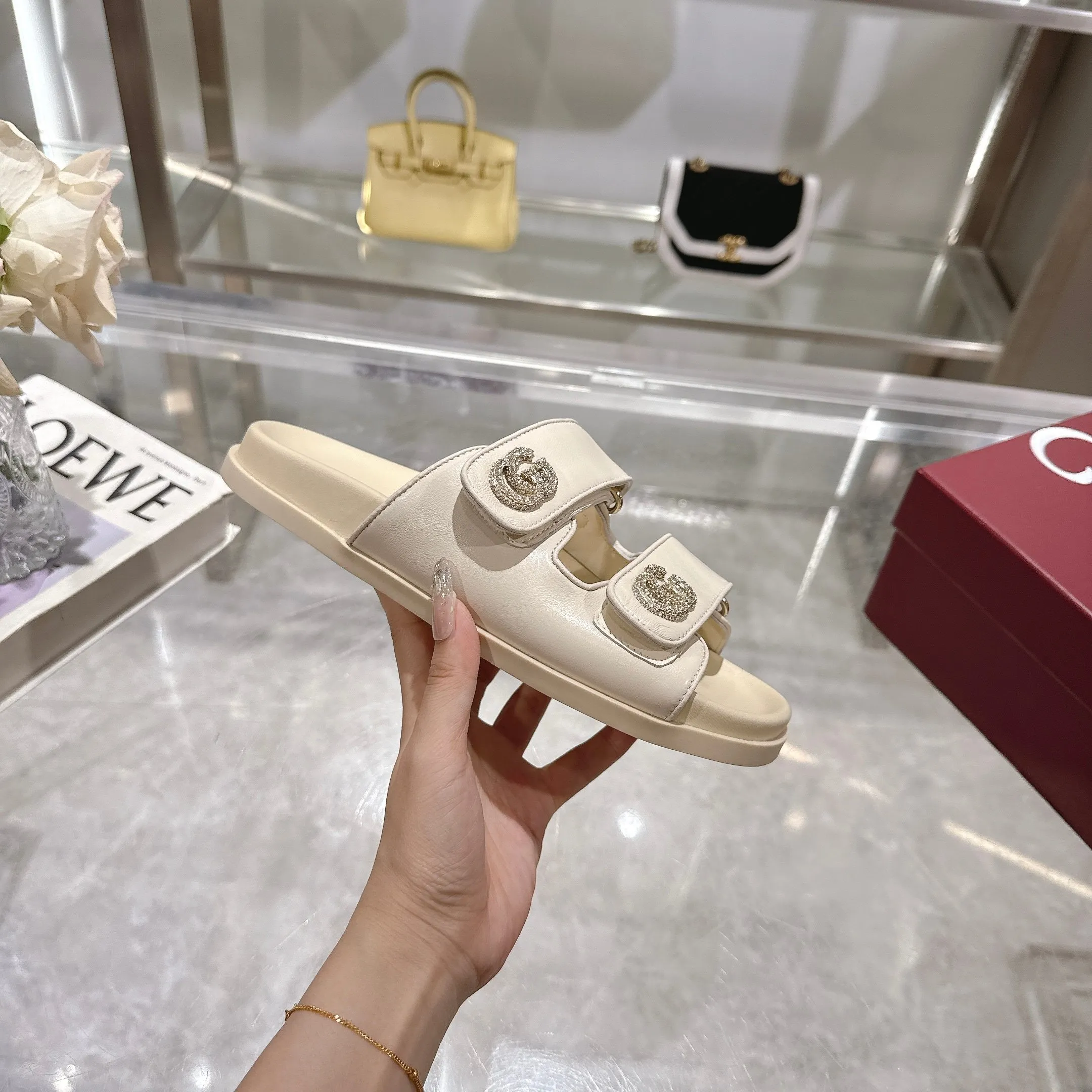 Wholesale direct sales 260👟👟 Gucci’s modern design aesthetic explores the path of unique craftsmanship, cleverly integrating the brand’s classic elements with its beloved brand identity. The sandal is embellished with the beloved Double G hardware, adding a touch of understated branding to the design, complementing the versatility of the Velcro straps. Women Light gold tone hardware Sheepskin lining Double G Rubber sole Velcro fastening Flat sole